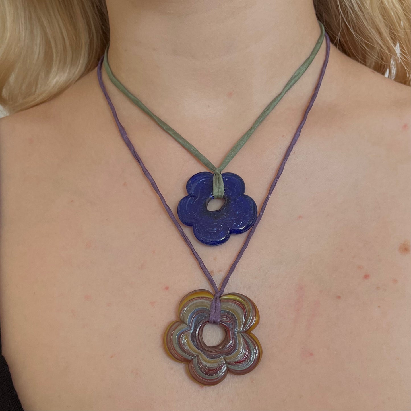 GLASS FLOWER STRAP NECKLACE