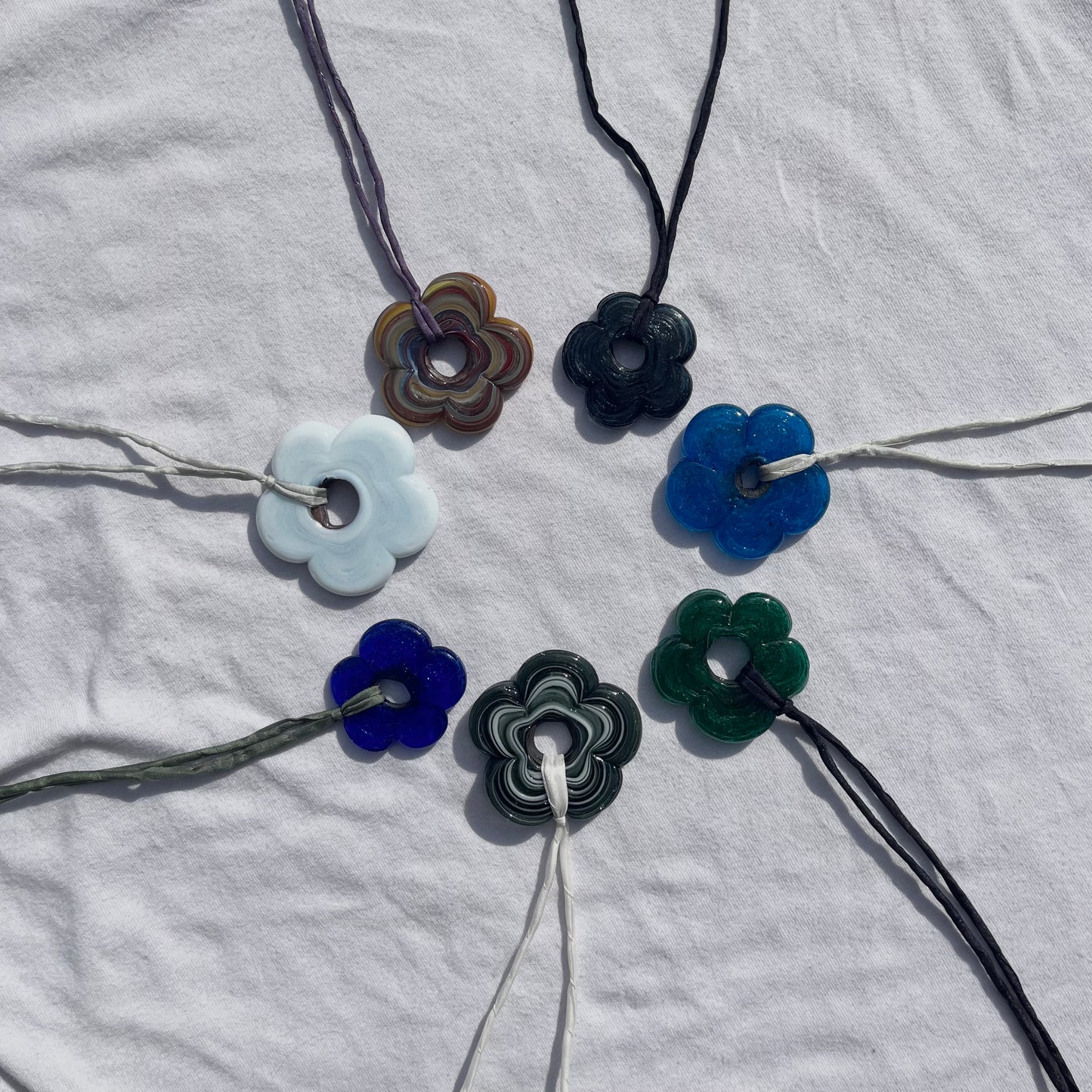 GLASS FLOWER STRAP NECKLACE
