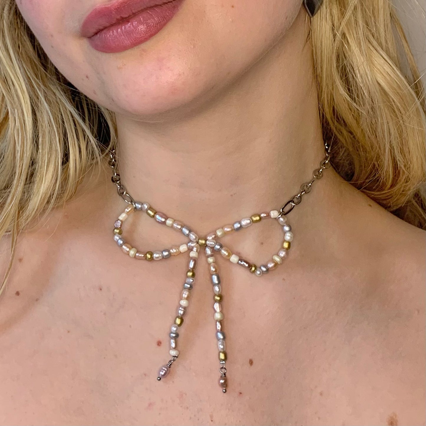 BOW NECKLACE