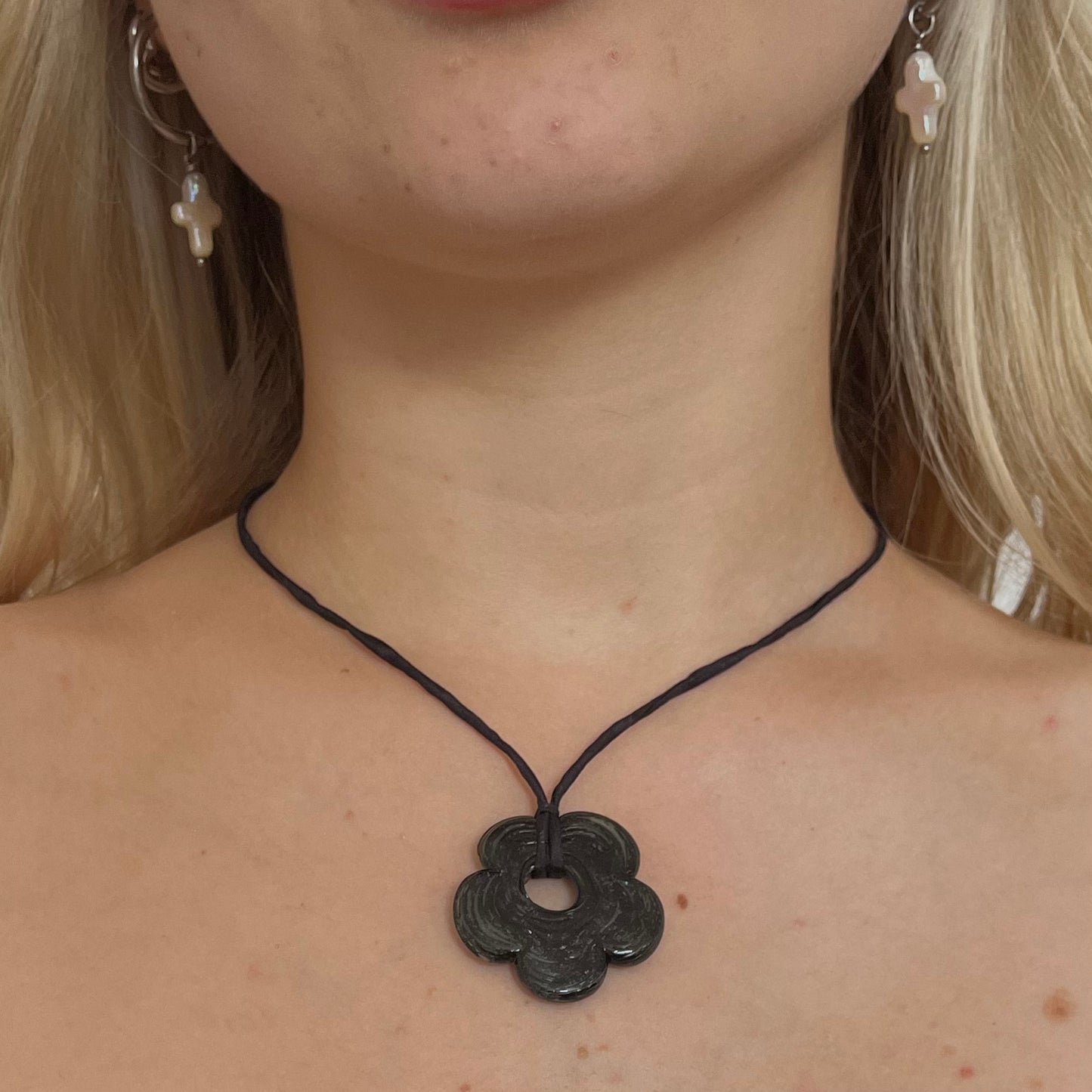 GLASS FLOWER STRAP NECKLACE