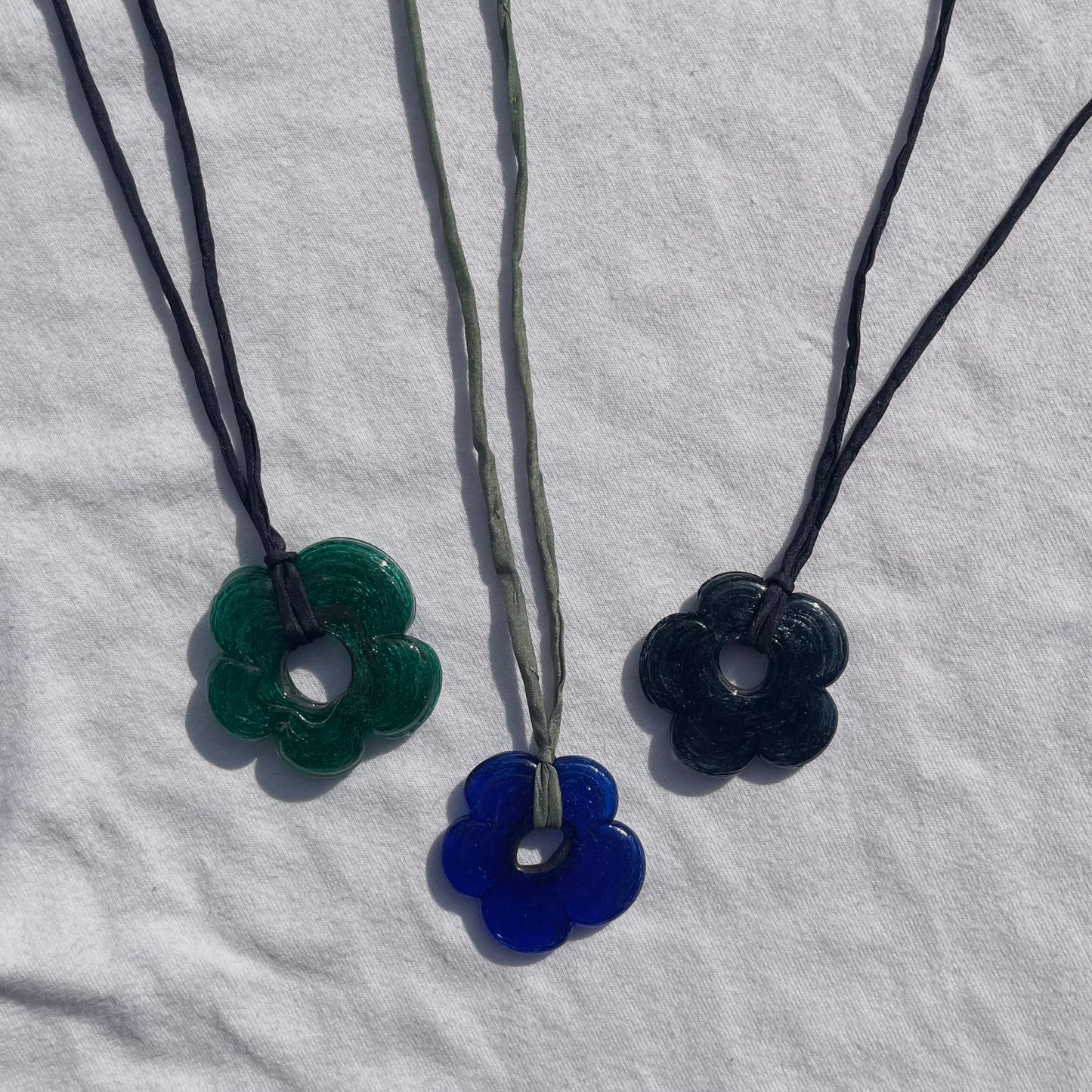 GLASS FLOWER STRAP NECKLACE