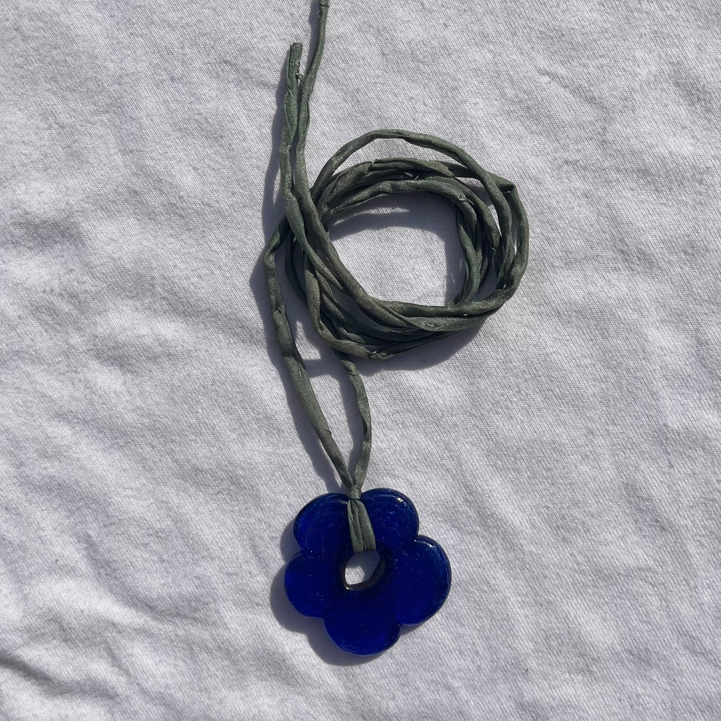 GLASS FLOWER STRAP NECKLACE